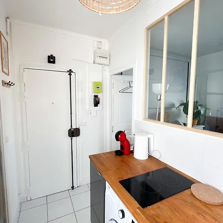 Pretty Cocoon With Unobstructed View Of Париж